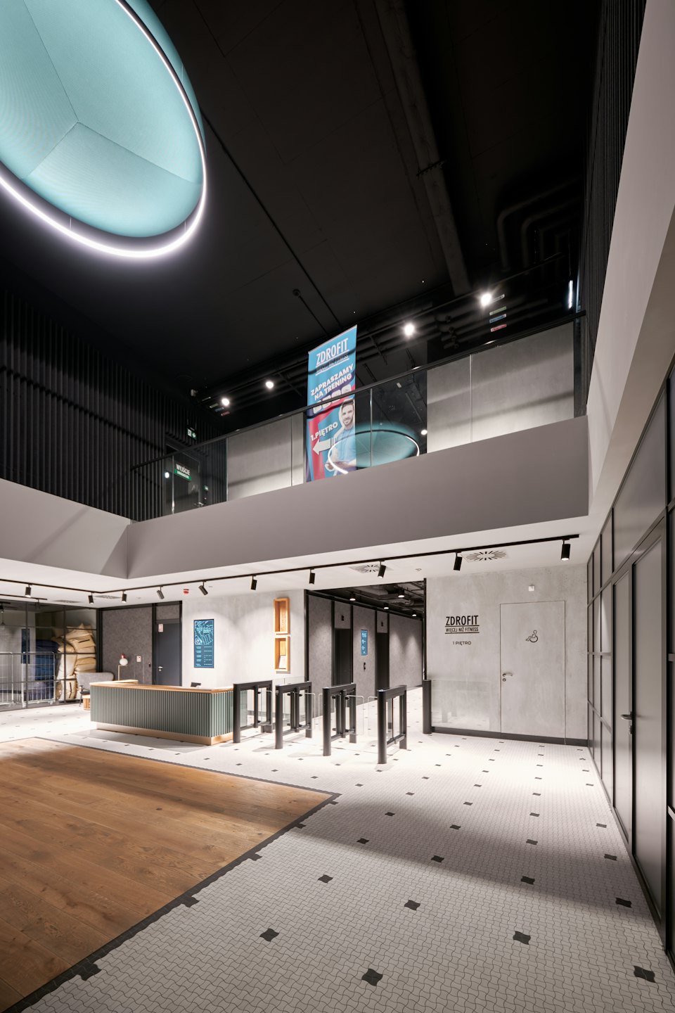 Reception di un moderno centro fitness con pavimenti in legno e piastrelle.