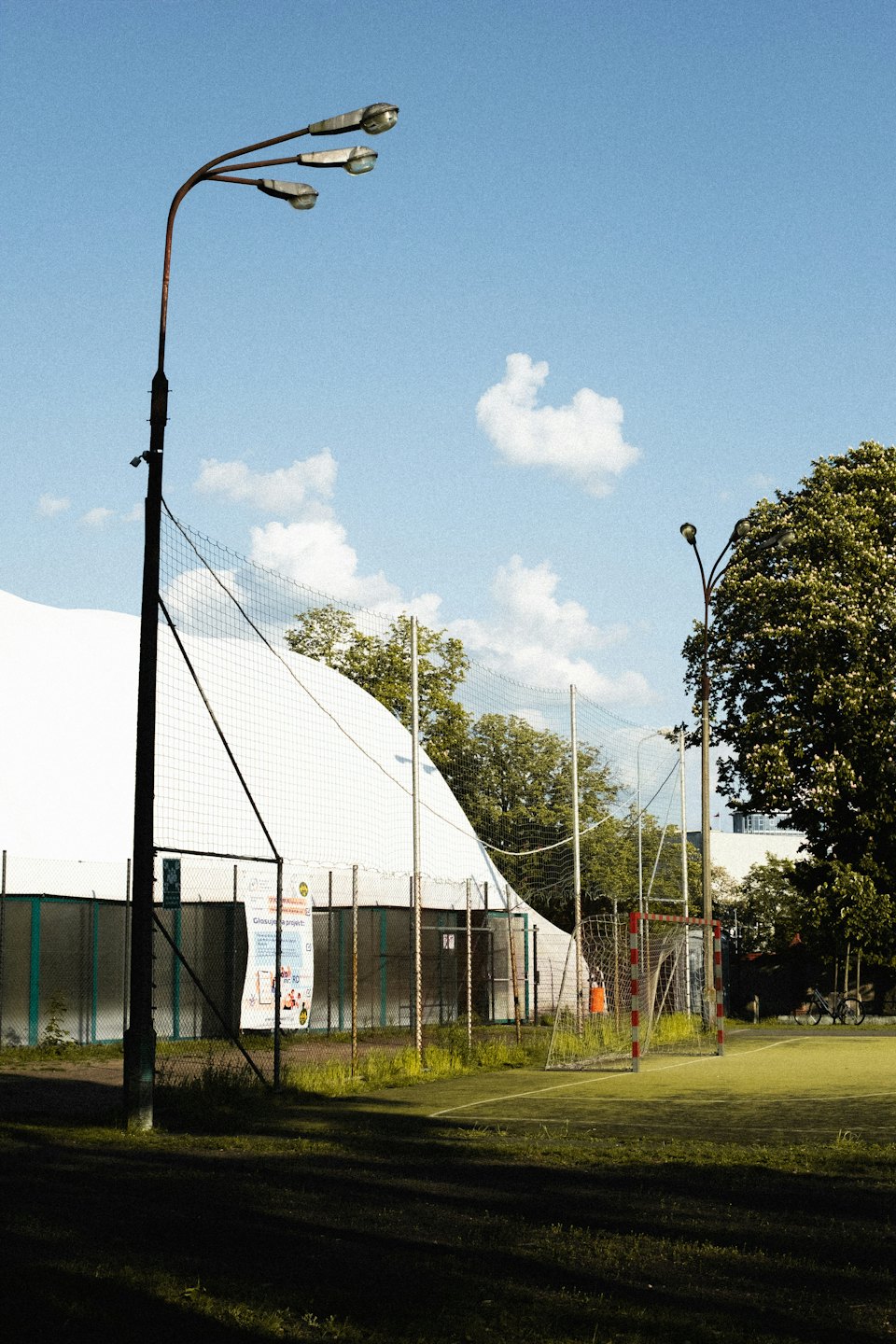 Una piccola porta da calcio si trova su un campo sintetico all'aperto.